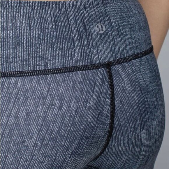 Like new Lululemon Wunder Under crop in Burlap black dune size 4 - Picture 4 of 9